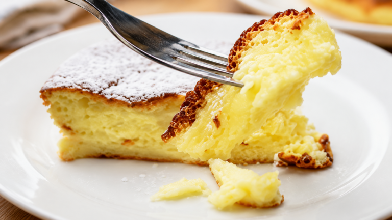 Lekkie ciasto jogurtowo-cytrynowe – puszysty deser zaledwie 110 kcal na porcję
