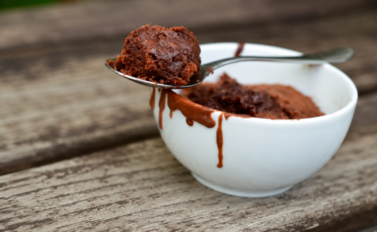 Czekoladowy Mug Cake – Pyszne Ciasto Gotowe w Zaledwie 2 Minuty
