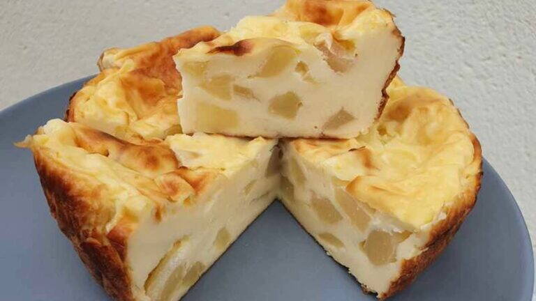Delikatny flan jogurtowy z gruszkami – lekki i aksamitny deser